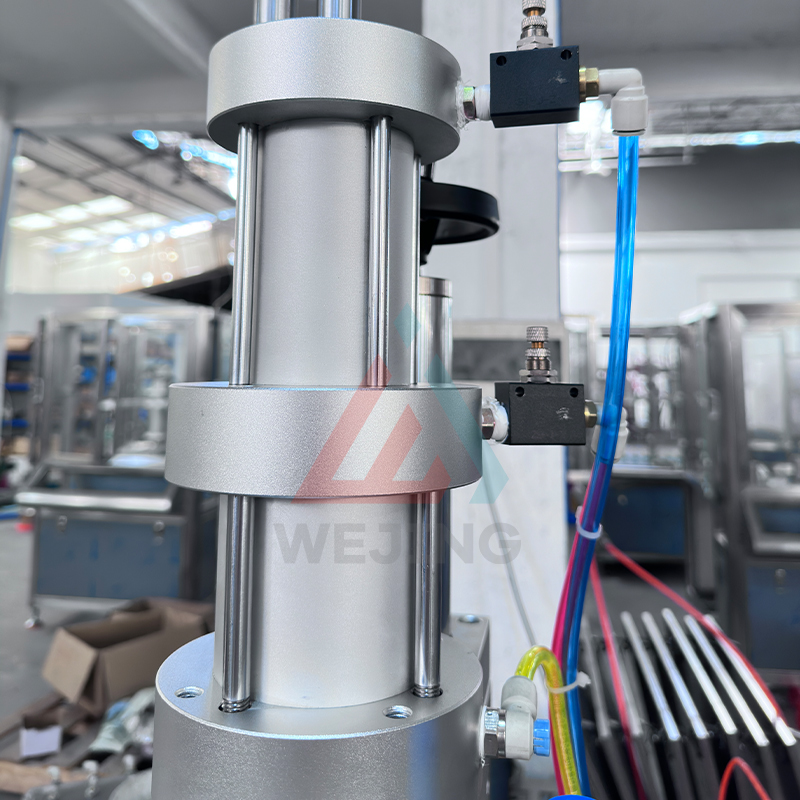 Напівавтоматична машина з пневматичним керуванням BOV для наповнення та запаювання аерозольного газу